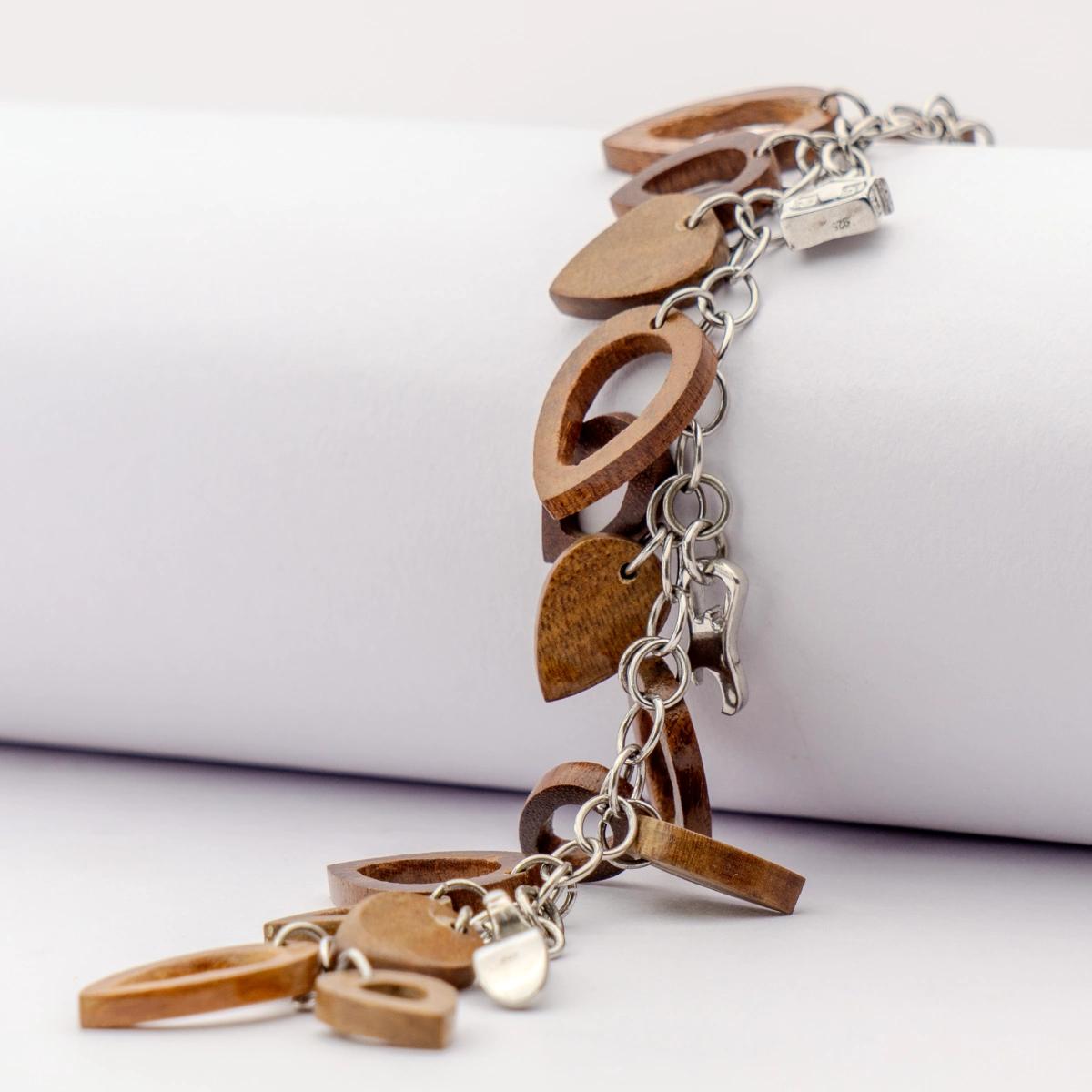 Bracelets hover